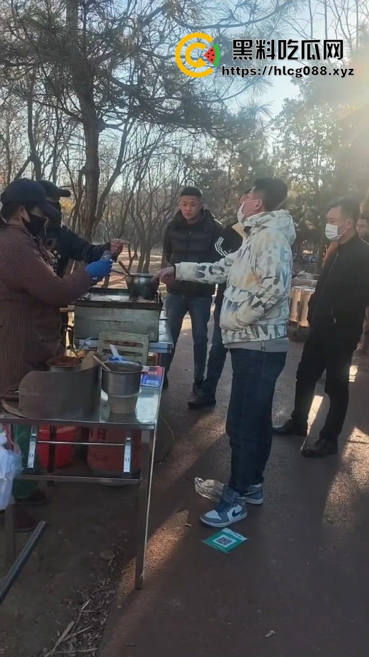山东日照航海工程职业学院门口卖淀粉肠的摊主惨了!白衣男当街掀摊,城管还是社会哥?-13