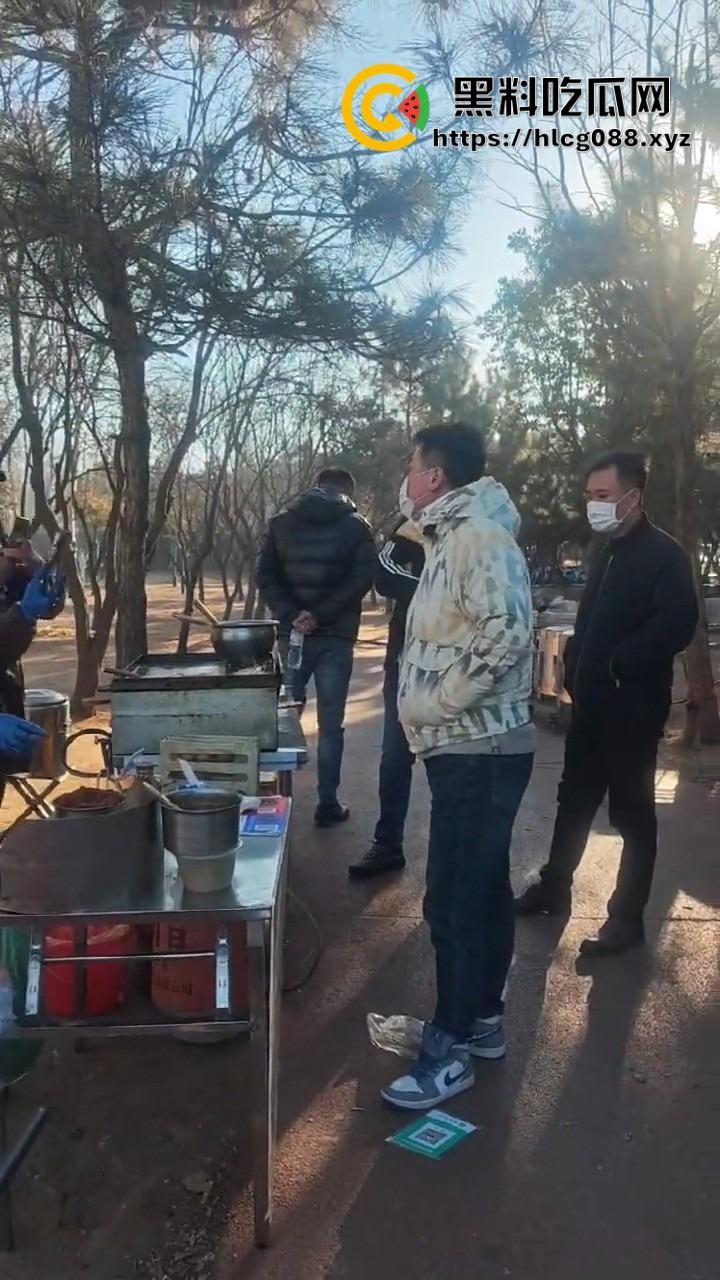 山东日照航海工程职业学院门口卖淀粉肠的摊主惨了!白衣男当街掀摊,城管还是社会哥?-14