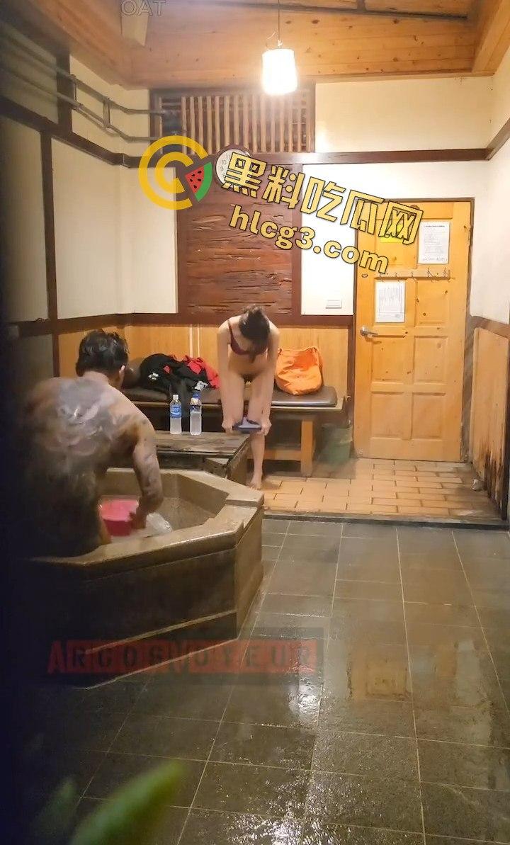 台湾私人温泉旅馆大尺度泄密!情侣洗澡疯狂打炮,俩大奶少妇在一旁调情摸奶!-7