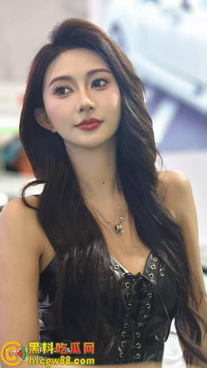 深圳车展还是深圳选妃大会?车模比拼谁穿得最少,逼毛走光、胸器乱晃哪个金主不心动?-1