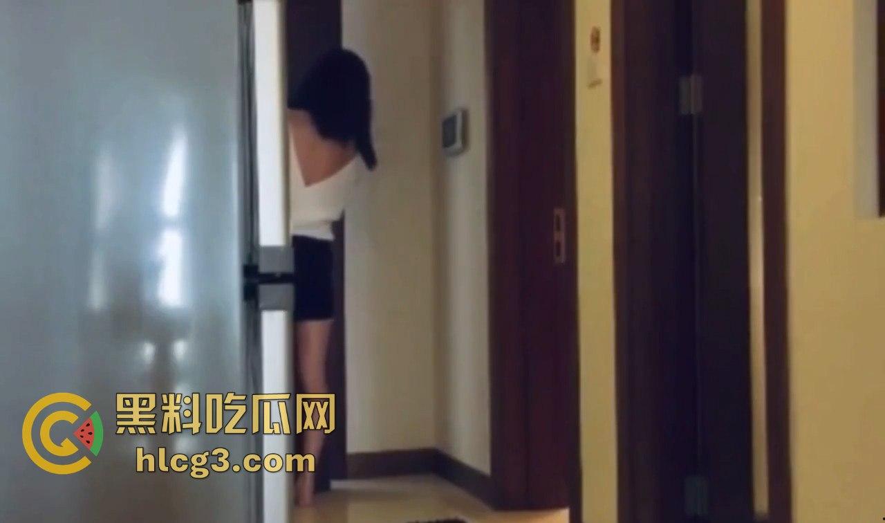 外卖小哥送餐被吃鸡!发情母狗强行诱惑,脱裤瞬间问‘有没有人’险酿仙人跳!-9