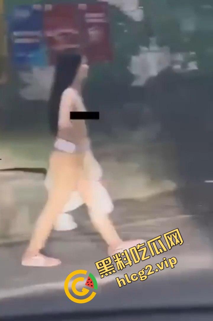 长沙解放西惊现全裸少妇!从地下停车场一丝不挂走上来!是主人的任务还是醉酒闹剧呢?-3