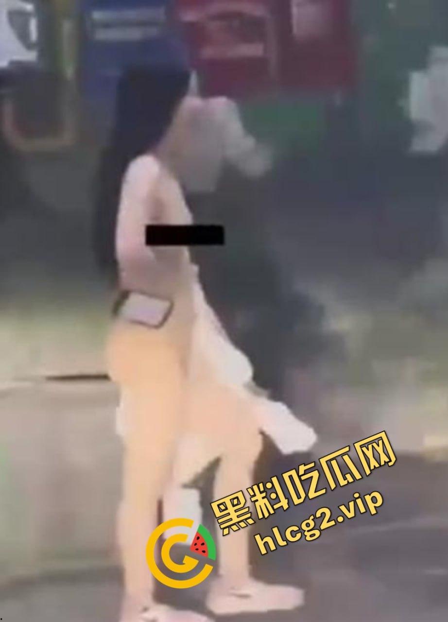 长沙解放西惊现全裸少妇!从地下停车场一丝不挂走上来!是主人的任务还是醉酒闹剧呢?-8