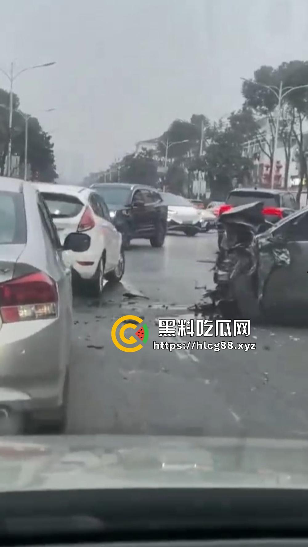 江苏镇江公交狂飙猛操私车,小轿车被撞成烂渣,车主吓得卵缩尿飙魂飞魄散!-2