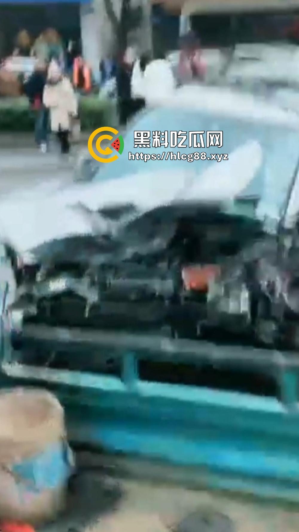 江苏镇江公交狂飙猛操私车,小轿车被撞成烂渣,车主吓得卵缩尿飙魂飞魄散!-3