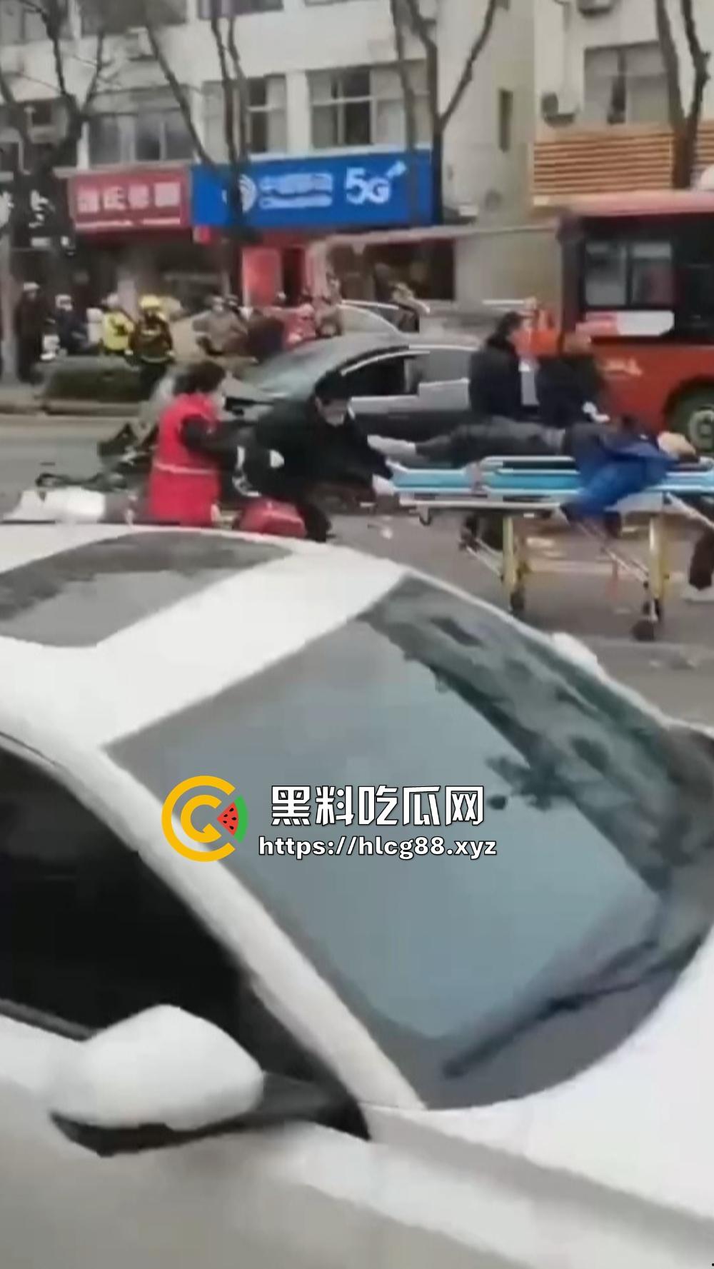 江苏镇江公交狂飙猛操私车,小轿车被撞成烂渣,车主吓得卵缩尿飙魂飞魄散!-8