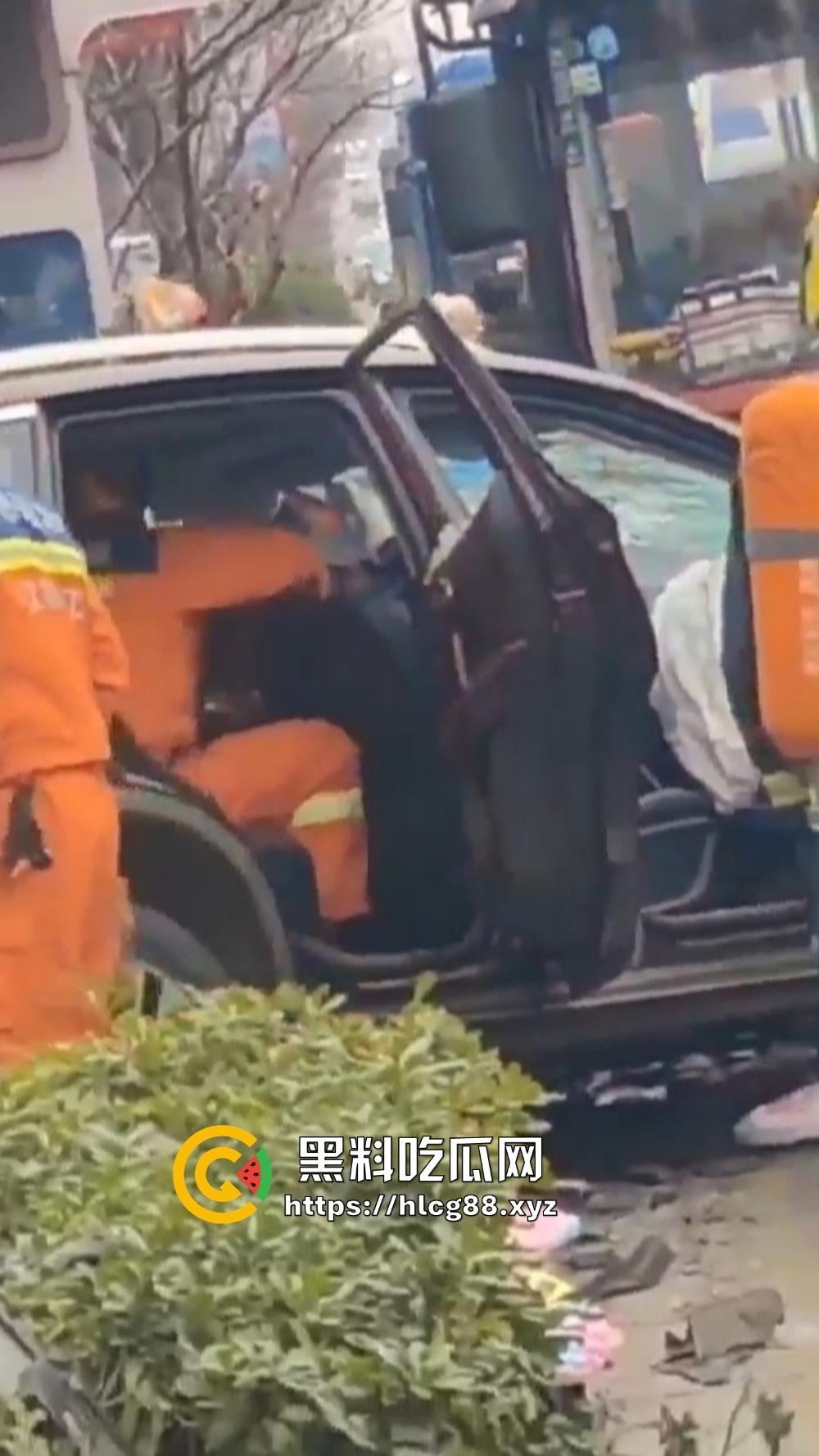 江苏镇江公交狂飙猛操私车,小轿车被撞成烂渣,车主吓得卵缩尿飙魂飞魄散!-10