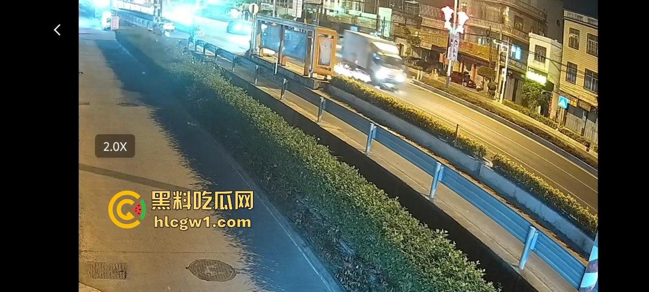 潮州龙湖镇大货车直接撞死俩小孩,惨到司机吓傻,路人哭得肝肠寸断!-1