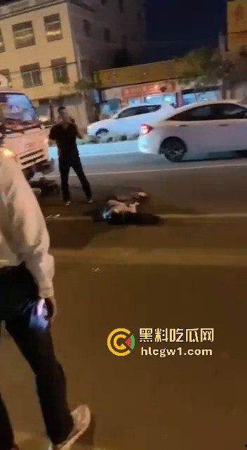 潮州龙湖镇大货车直接撞死俩小孩,惨到司机吓傻,路人哭得肝肠寸断!-2