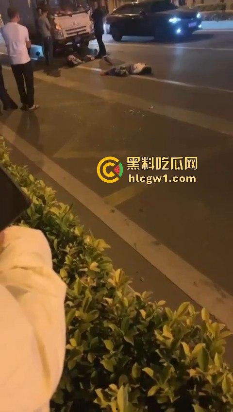 潮州龙湖镇大货车直接撞死俩小孩,惨到司机吓傻,路人哭得肝肠寸断!-3