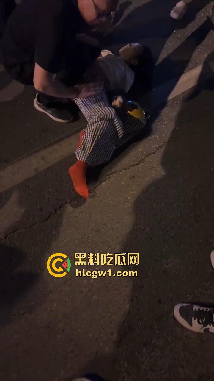 潮州龙湖镇大货车直接撞死俩小孩,惨到司机吓傻,路人哭得肝肠寸断!-6