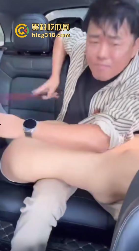 女子车内脱光被男子用板子和手拍屁股!配合音乐敲响节奏,比做爱的声音都好听,这才是真皮手鼓!-5