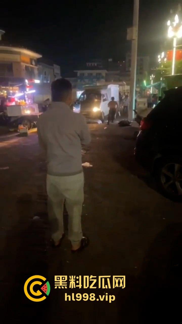 摆个摊你拼什么命啊? 广东女老板为争摊位被男子当街砍杀 视频曝光血腥砍头过程-6