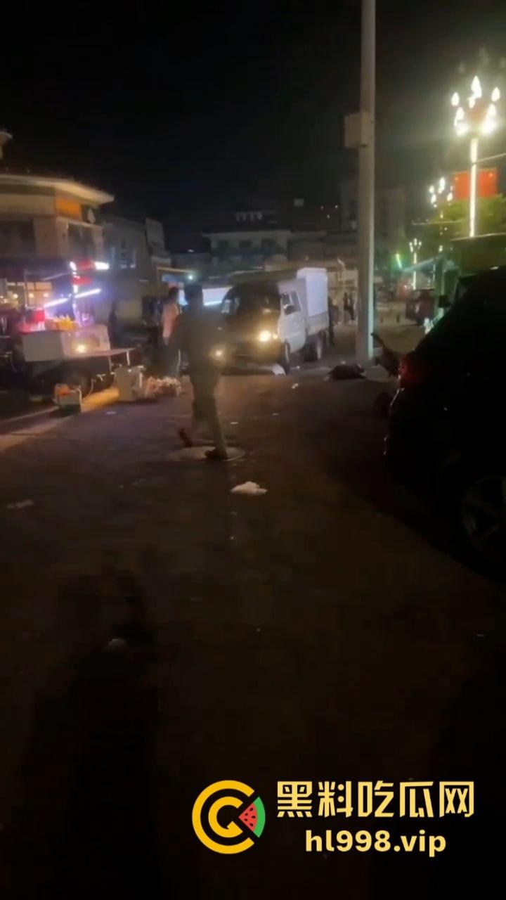 摆个摊你拼什么命啊? 广东女老板为争摊位被男子当街砍杀 视频曝光血腥砍头过程-7