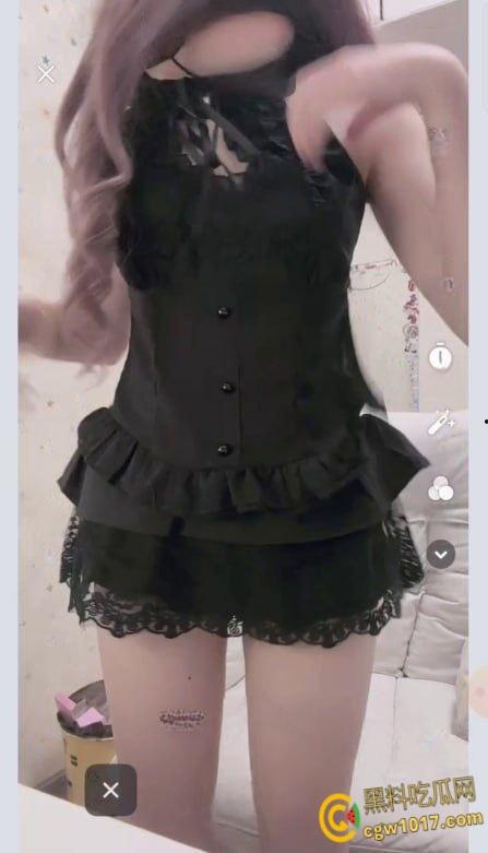 快手颜值主播【帅气的门牙】,线上1v1裸聊曝光,主动掰开骚穴自慰,每个动作都时刻挑逗着观众,诱惑感拉满!-4