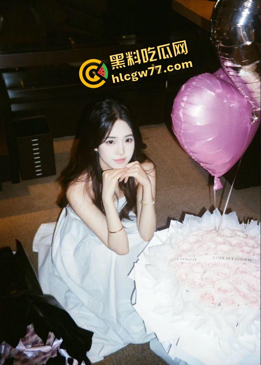 重庆女神学姐『李香』被富二代当玩具轮操,自慰成瘾下体红肿,每晚潮喷三次才睡得着!-3