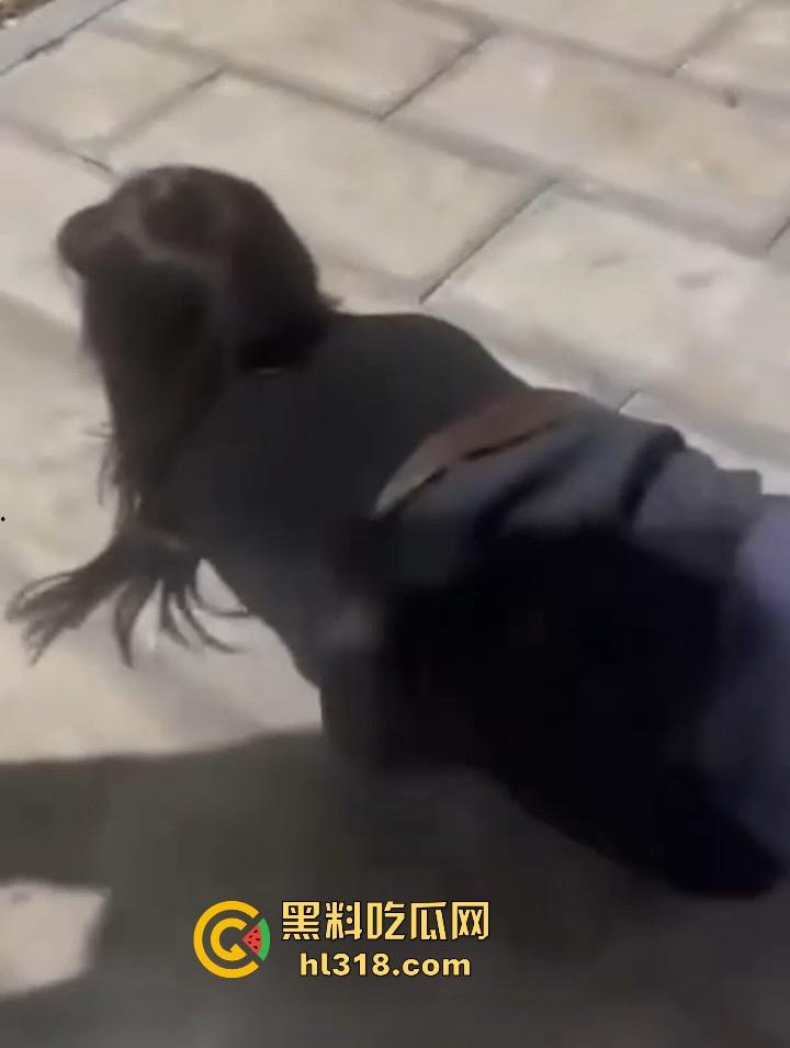 强中自有强中手,火烧逼已经out了,来看鞭炮炸逼,这逼是真的强!玩的就是真实,真是活久见!-9