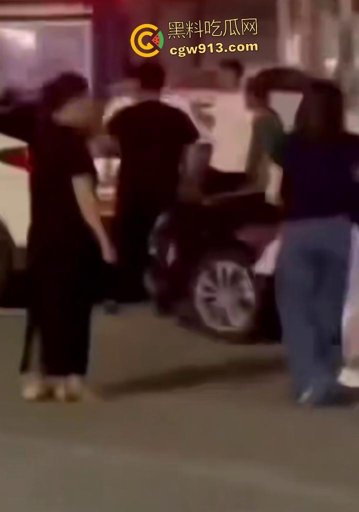 河南商丘乱伦被抓!婶婶勾搭外甥在车内翻云覆雨,家人到场抓奸打死渣男外甥,小男孩还护着禽兽老爸!-4