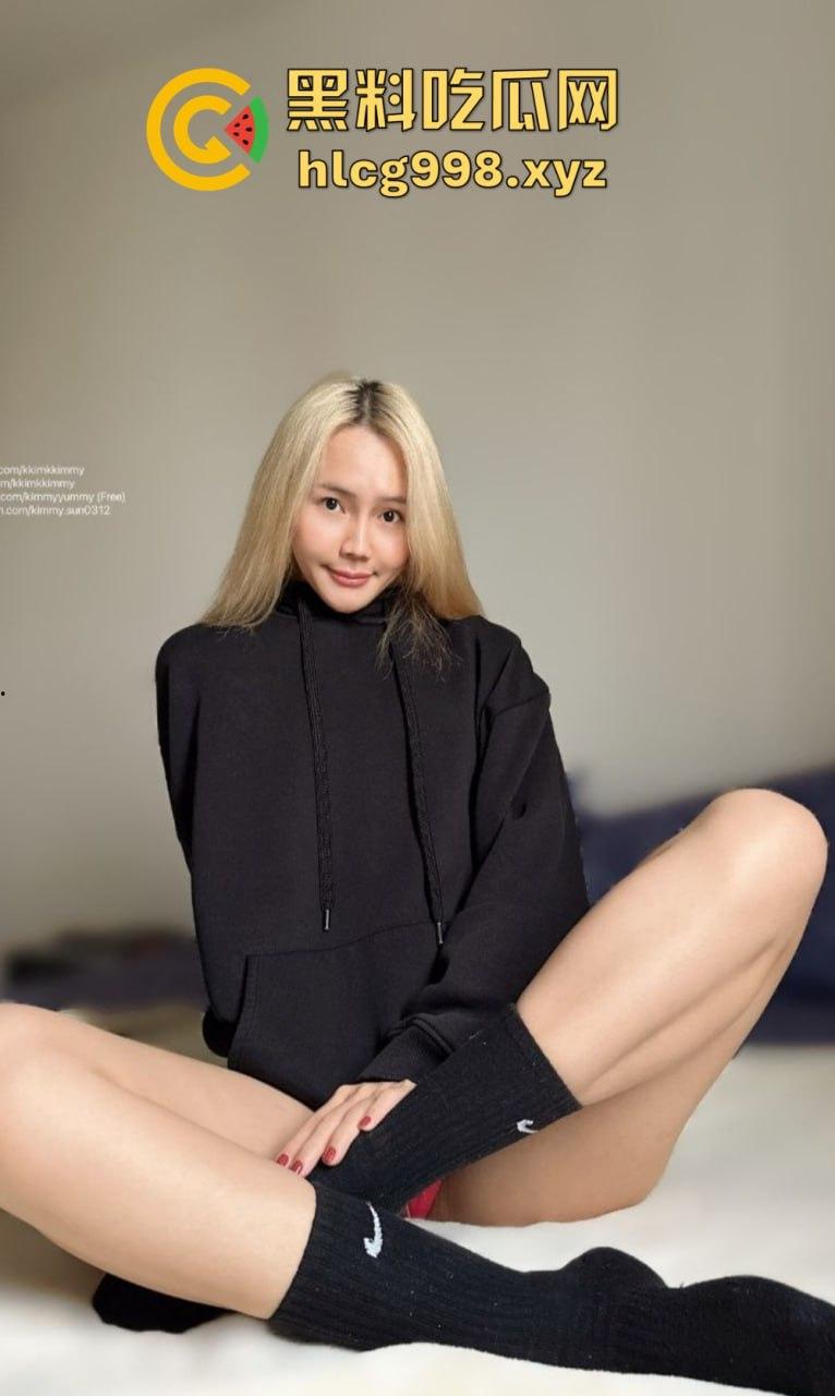 OnlyFans骚货【KKimKKimmy】金发白虎等你后入,掰开屁股架好了,就差你上了!-6