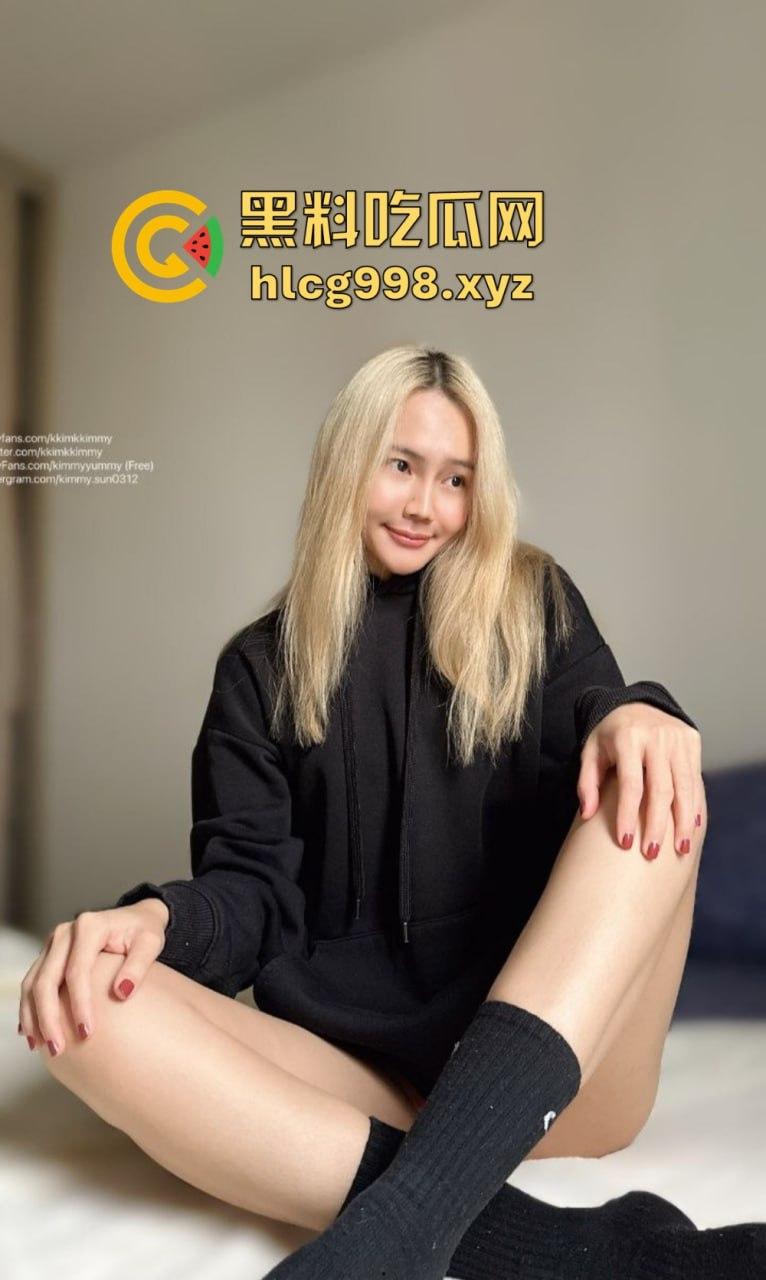 OnlyFans骚货【KKimKKimmy】金发白虎等你后入,掰开屁股架好了,就差你上了!-23