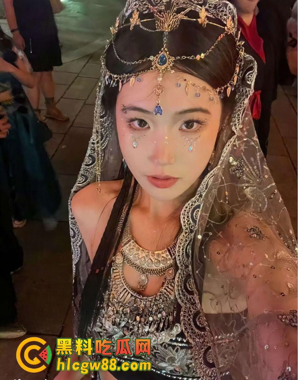 湖南极品反差学妹『姜倪』被渣男曝光操逼视频,口活一流淫叫勾魂,情趣开档黑丝各式操法玩得飞起!-1