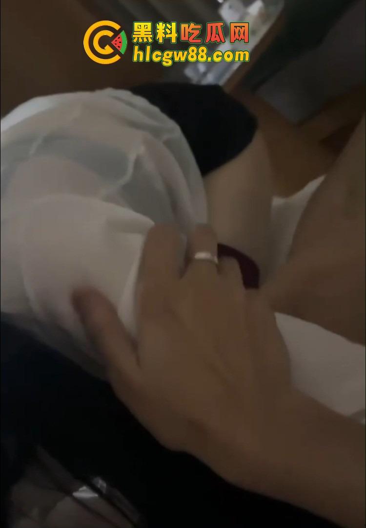 湖南极品反差学妹『姜倪』被渣男曝光操逼视频,口活一流淫叫勾魂,情趣开档黑丝各式操法玩得飞起!-8