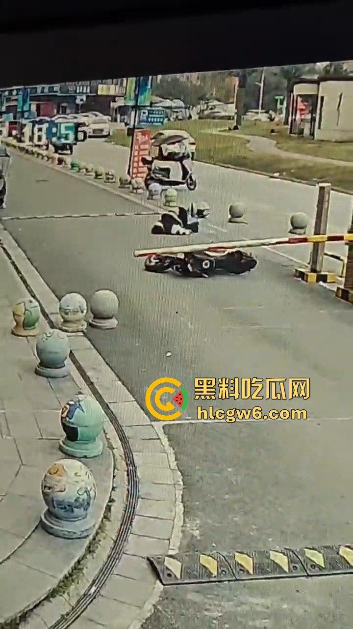 四川学生逃课无证驾驶试驾车!撞石墩脑袋开瓢,出了事不反思反怪学校和车行,家长操作直接让人无语!-11