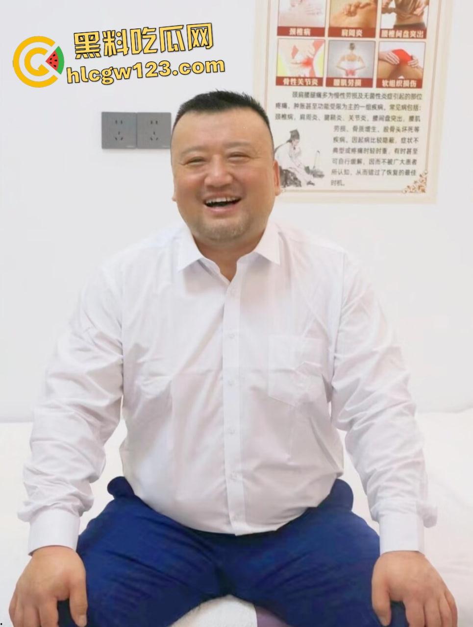 中国足协主席的弟弟【宋宇】床上调教丰满熟女筋膜枪打逼,再用鸡巴捅逼!-1