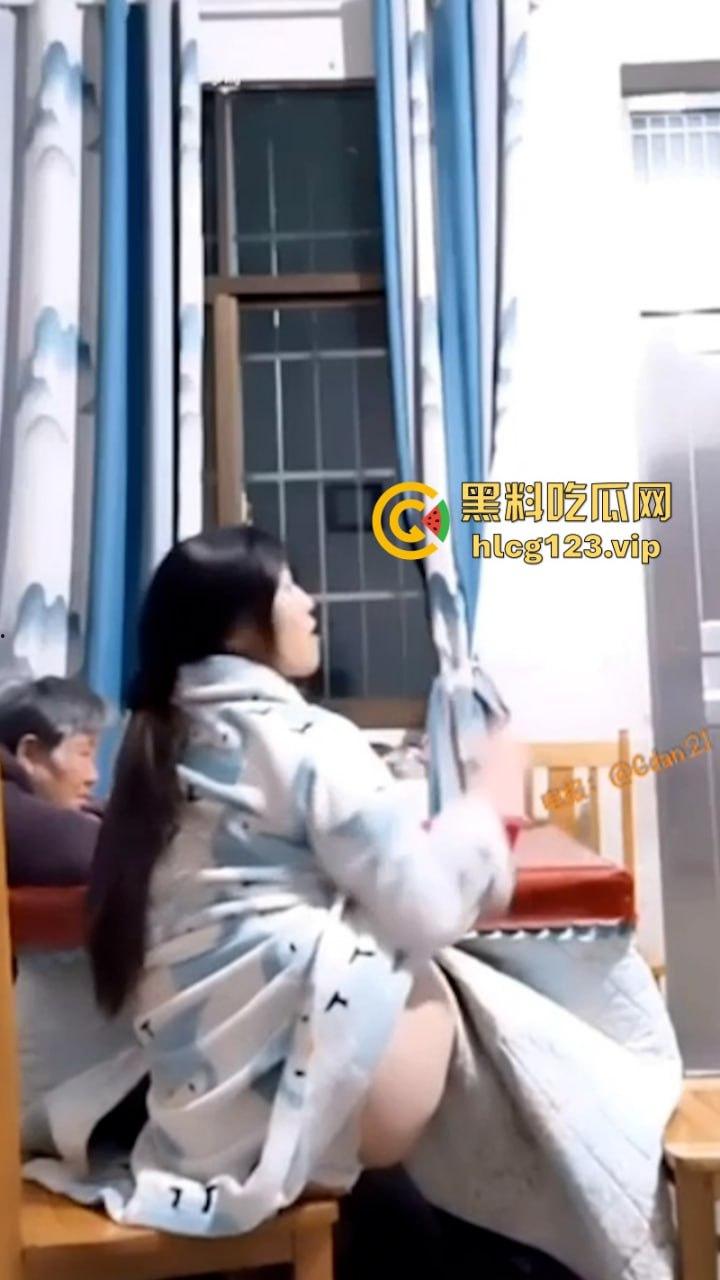 骚妇逼痒难耐 当婆婆面桌子里底下插穴止痒 被小叔子拍下抠逼全过程-4