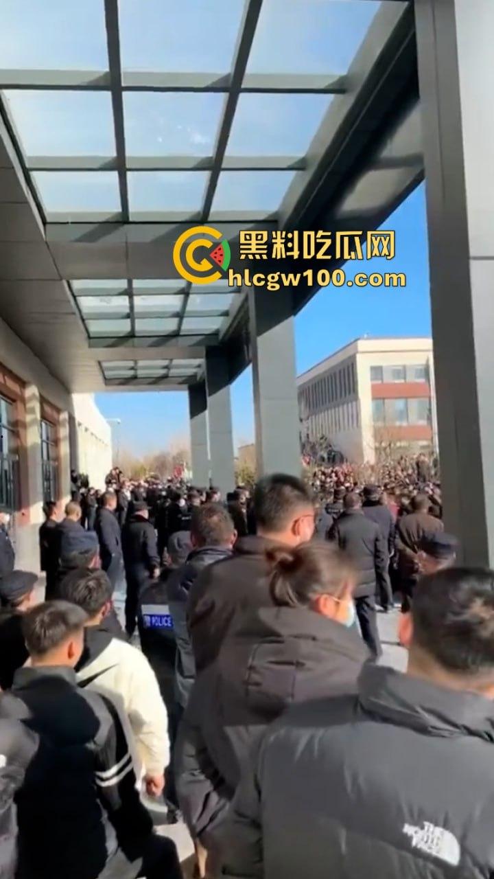 蒲城职高男生坠楼事件矛盾激化 现场禁传视频流出!上万家长围堵副校长愤怒挥拳 武警吓得把高压水枪都拿出来了-7