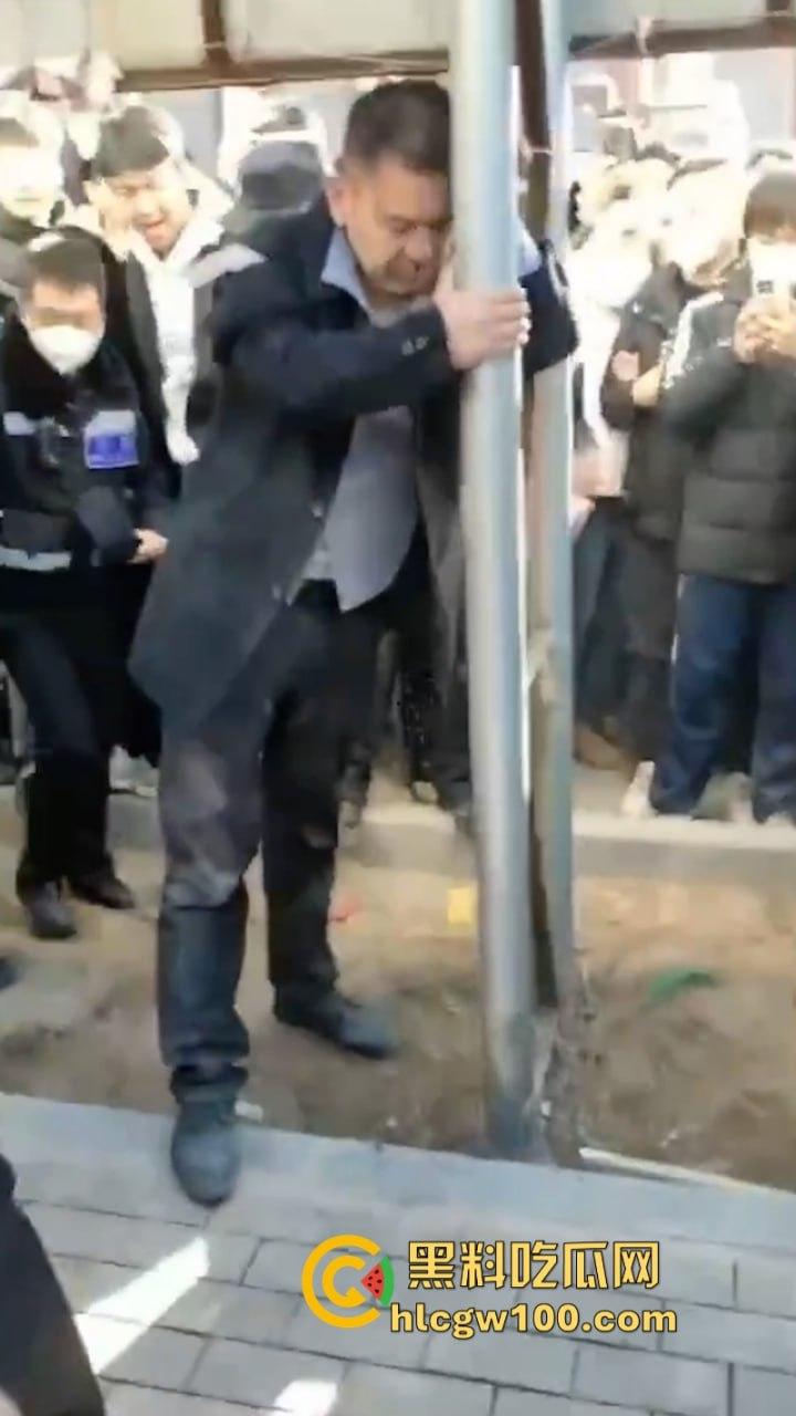 蒲城职高男生坠楼事件矛盾激化 现场禁传视频流出!上万家长围堵副校长愤怒挥拳 武警吓得把高压水枪都拿出来了-10