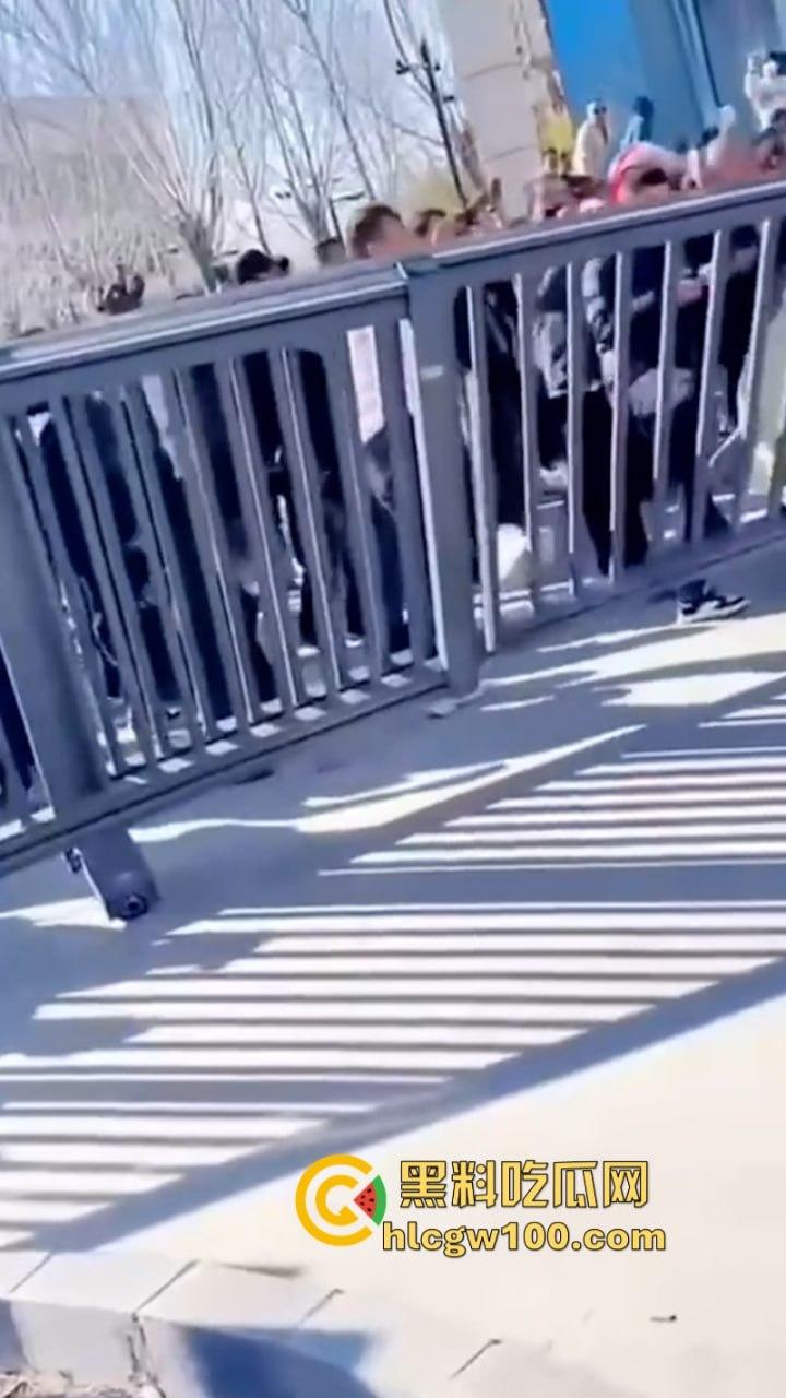 蒲城职高男生坠楼事件矛盾激化 现场禁传视频流出!上万家长围堵副校长愤怒挥拳 武警吓得把高压水枪都拿出来了-11