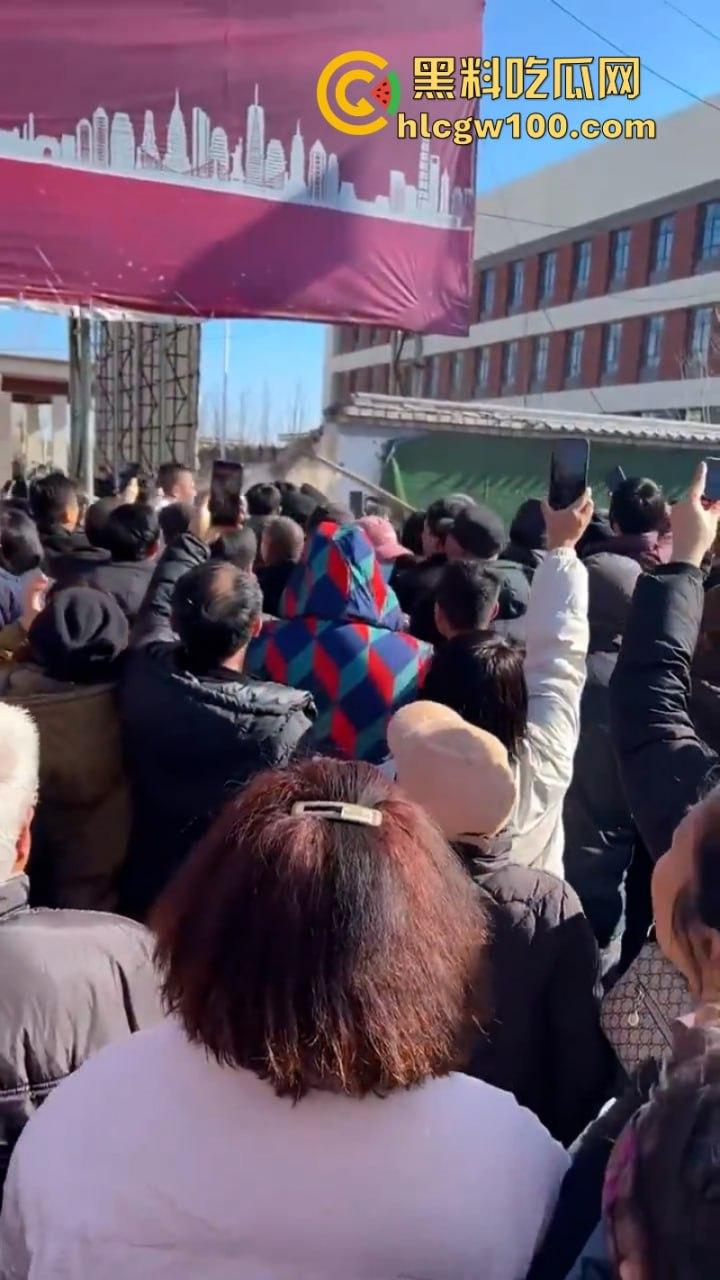 蒲城职高男生坠楼事件矛盾激化 现场禁传视频流出!上万家长围堵副校长愤怒挥拳 武警吓得把高压水枪都拿出来了-12