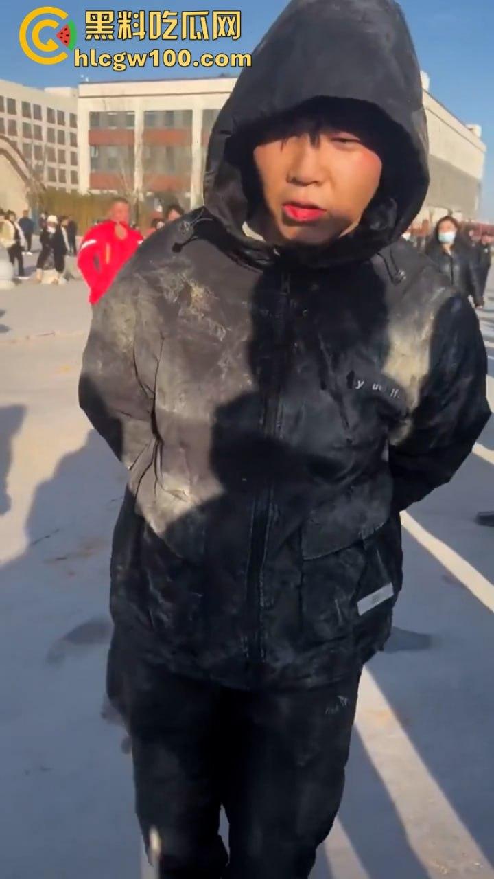 蒲城职高男生坠楼事件矛盾激化 现场禁传视频流出!上万家长围堵副校长愤怒挥拳 武警吓得把高压水枪都拿出来了-16