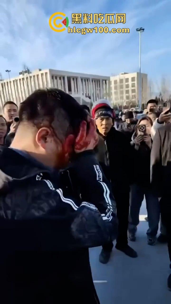 蒲城职高男生坠楼事件矛盾激化 现场禁传视频流出!上万家长围堵副校长愤怒挥拳 武警吓得把高压水枪都拿出来了-21