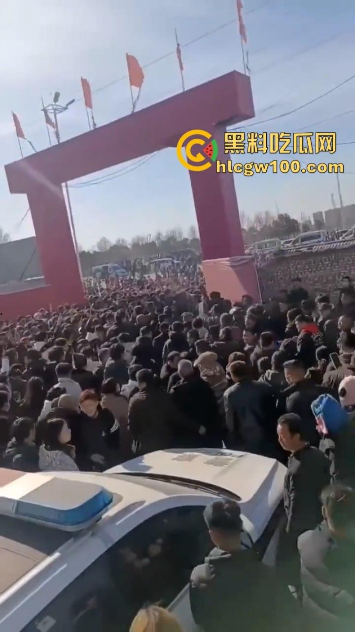 蒲城职高男生坠楼事件矛盾激化 现场禁传视频流出!上万家长围堵副校长愤怒挥拳 武警吓得把高压水枪都拿出来了-23