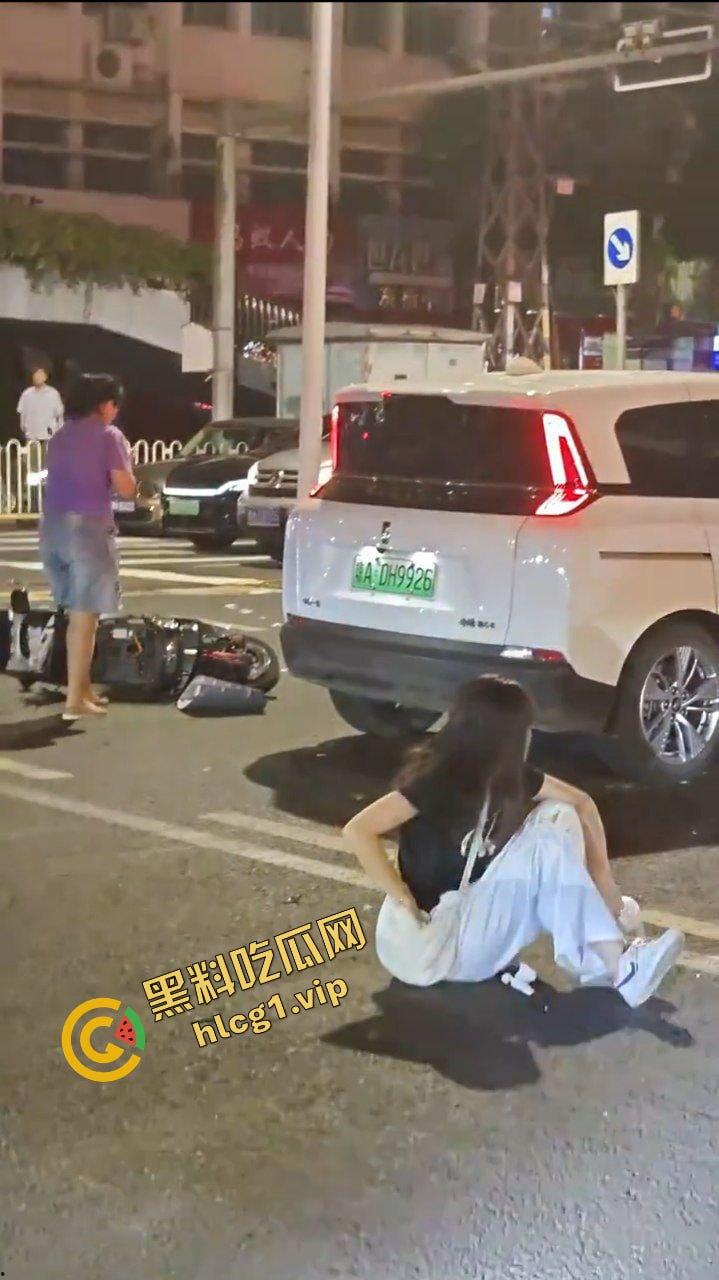 海南海口 文明天桥 新能源白车闯红灯 超速撞击电动车!致4人受伤!-7