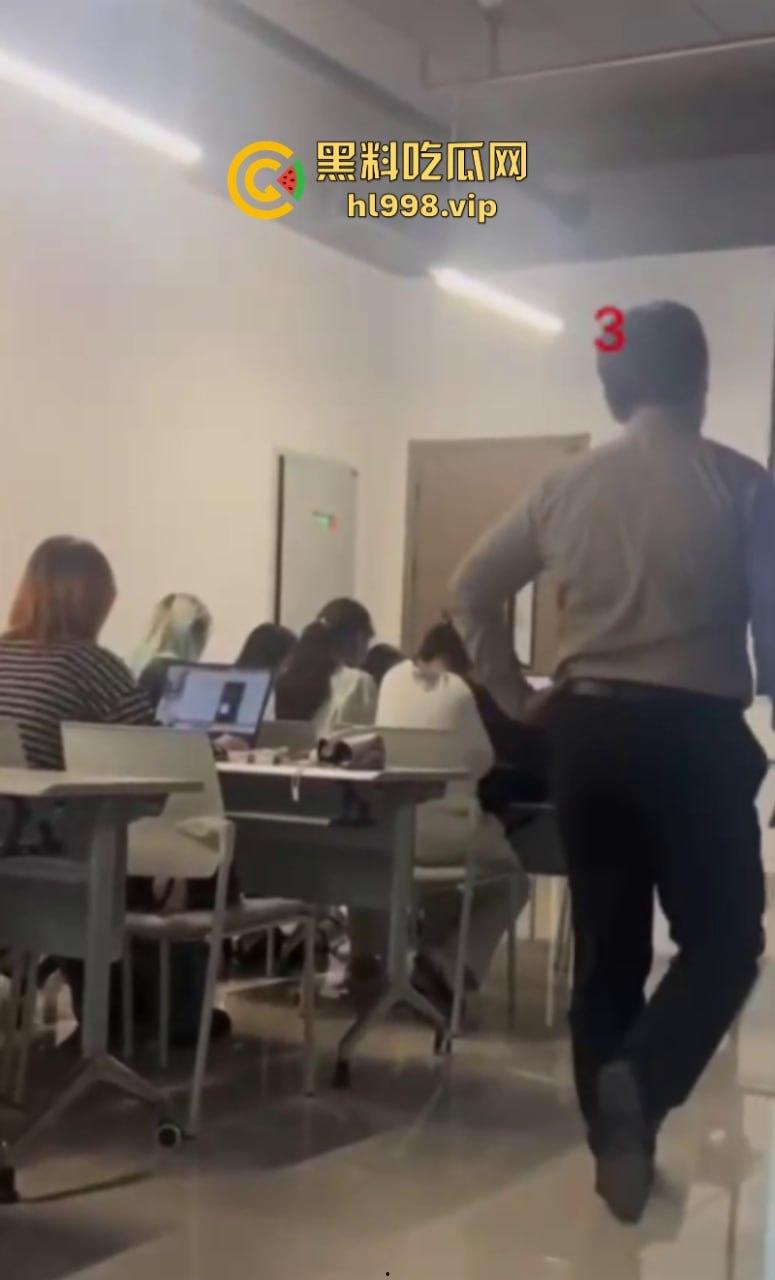 棒子欠削!浙大韩国外教在课堂上威胁中国女生不让毕业 一个西巴在中国地盘还敢撒野?-3