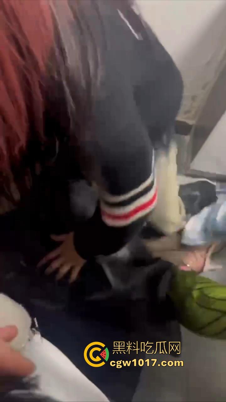 精神小妹上门寻仇!围殴白衣巨乳少女,在床上围殴到地下,花褪精神小妹战斗力真猛,一点也不输男的!-6