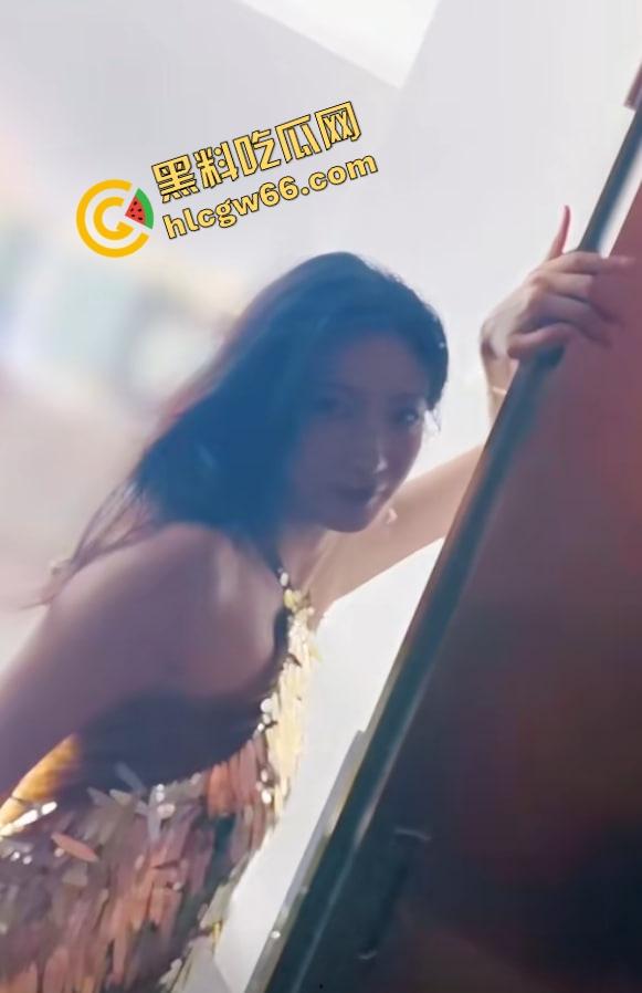 这哥们吃得太好了吧?找了个长得跟江疏影撞脸的美少妇,现场抹油撸管伺候,40来岁还能这么骚!-2