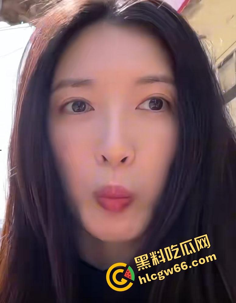 这哥们吃得太好了吧?找了个长得跟江疏影撞脸的美少妇,现场抹油撸管伺候,40来岁还能这么骚!-8