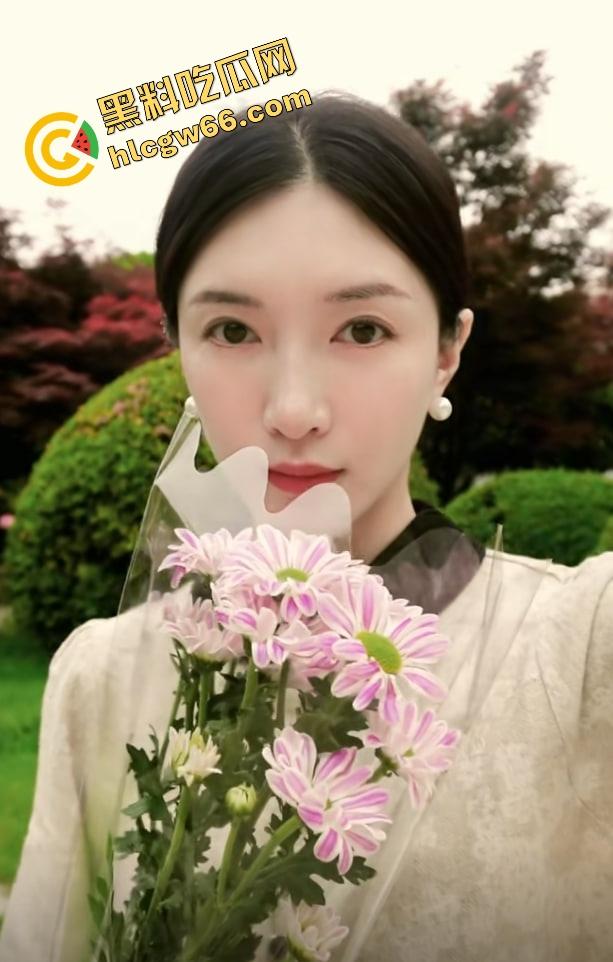 这哥们吃得太好了吧?找了个长得跟江疏影撞脸的美少妇,现场抹油撸管伺候,40来岁还能这么骚!-9