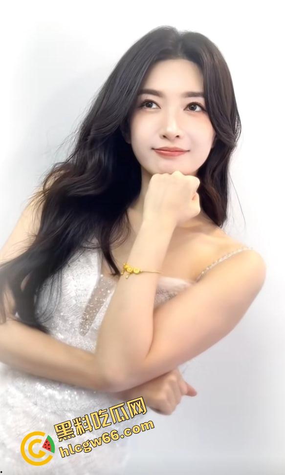 这哥们吃得太好了吧?找了个长得跟江疏影撞脸的美少妇,现场抹油撸管伺候,40来岁还能这么骚!-11