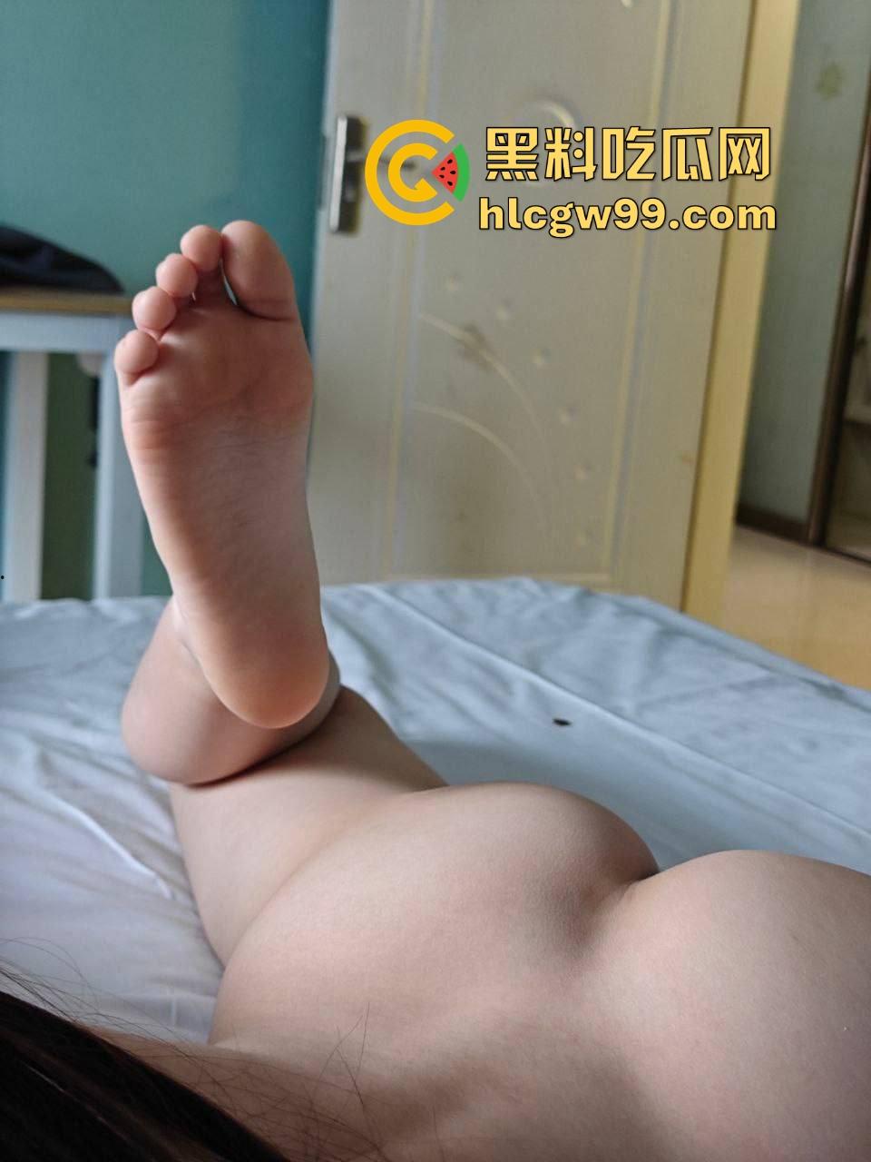 辽宁艺术附中艺术生『赵悦月』刚下课就被金主爸爸骗进酒店,洗个澡就开腿小怪兽开逼,艺术生的逼就是紧!-4