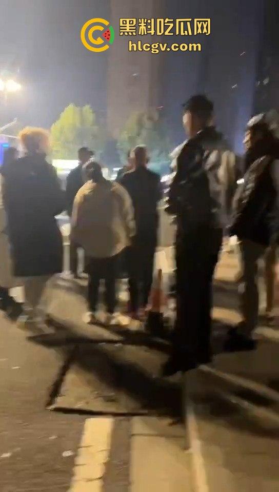 南京纯爱战士破防崩溃!女友当街绿他还装绿茶跑路,吃瓜群众围观纯爱破裂全程记录!-2