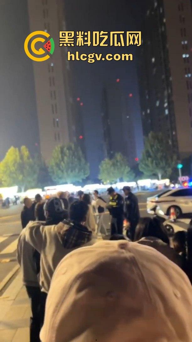 南京纯爱战士破防崩溃!女友当街绿他还装绿茶跑路,吃瓜群众围观纯爱破裂全程记录!-5