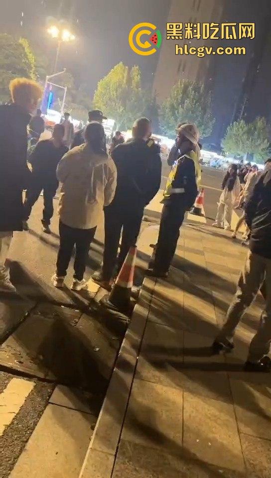 南京纯爱战士破防崩溃!女友当街绿他还装绿茶跑路,吃瓜群众围观纯爱破裂全程记录!-6