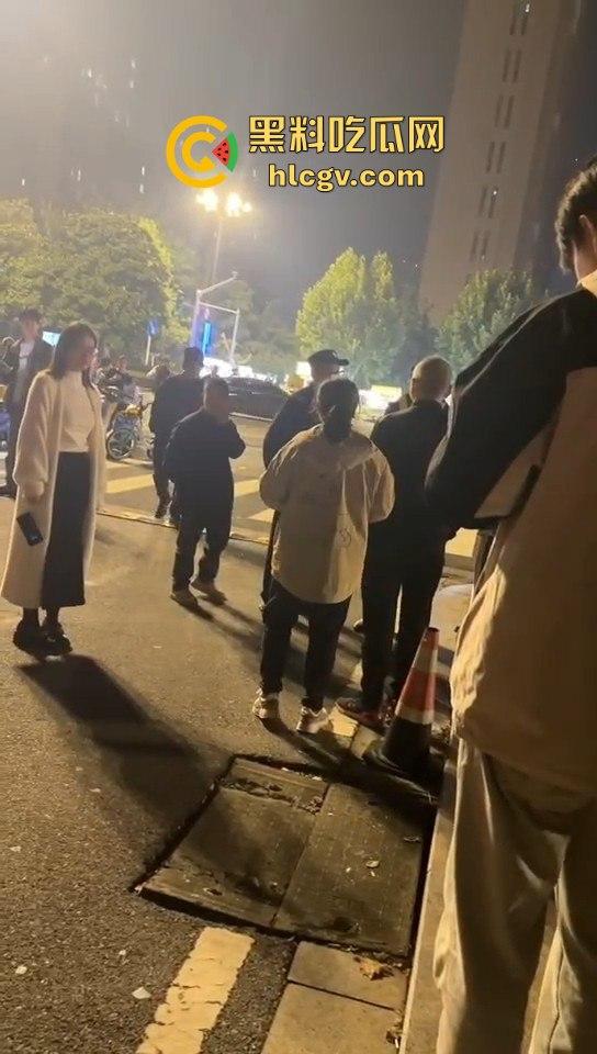 南京纯爱战士破防崩溃!女友当街绿他还装绿茶跑路,吃瓜群众围观纯爱破裂全程记录!-10