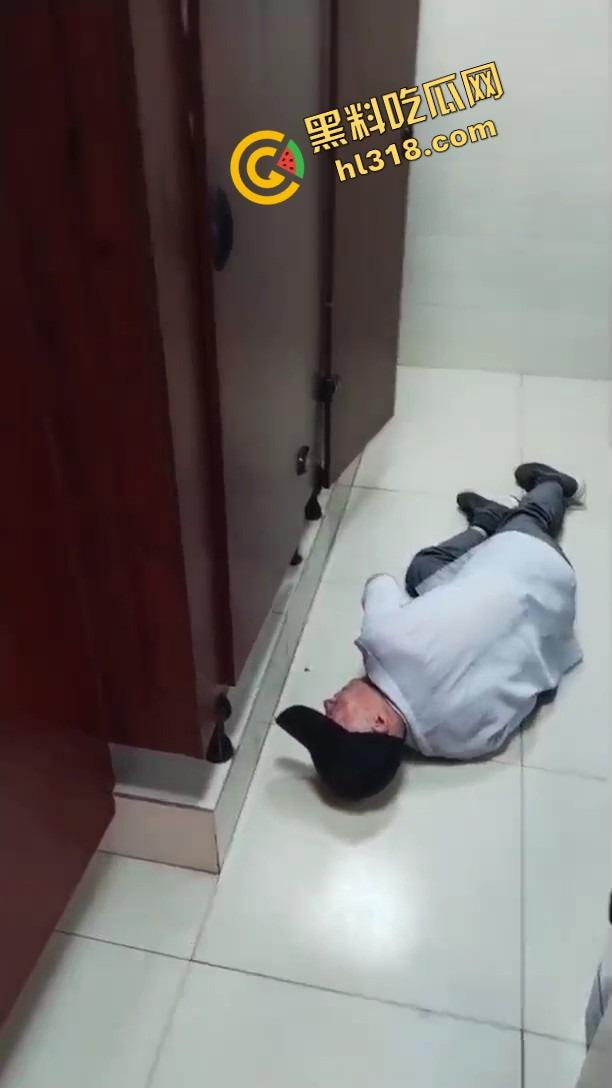 老变态厕所偷看逼被偷拍,还搁那死盯着不走,鸟为食亡,人为逼死,这才是真正的老兵不死!-8