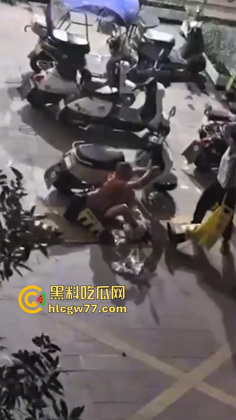 广东街头变态男同,当街撩骚别人老公,被骂起冲突后,竟然试图拉断别人命根子!-3